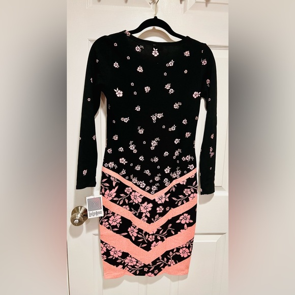 LULAROE DEBBIE DRESS BLACK & BARBIE PINK ROSES & CHEVRON PRINT SIZE XS - Picture 11 of 14